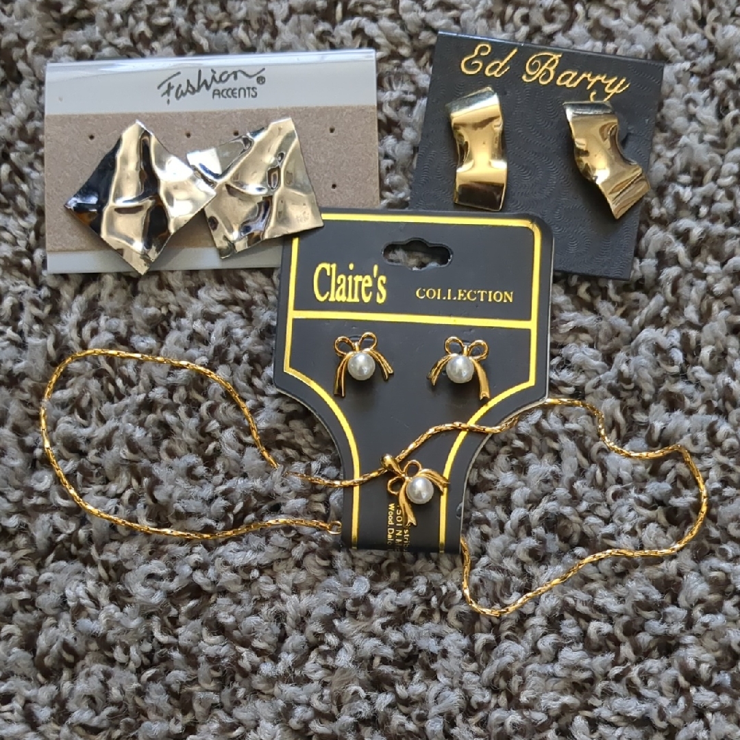 Fashion Jewelry - 2 Sets Of Earings And 1 Set Of Earrings And Necklace 22$